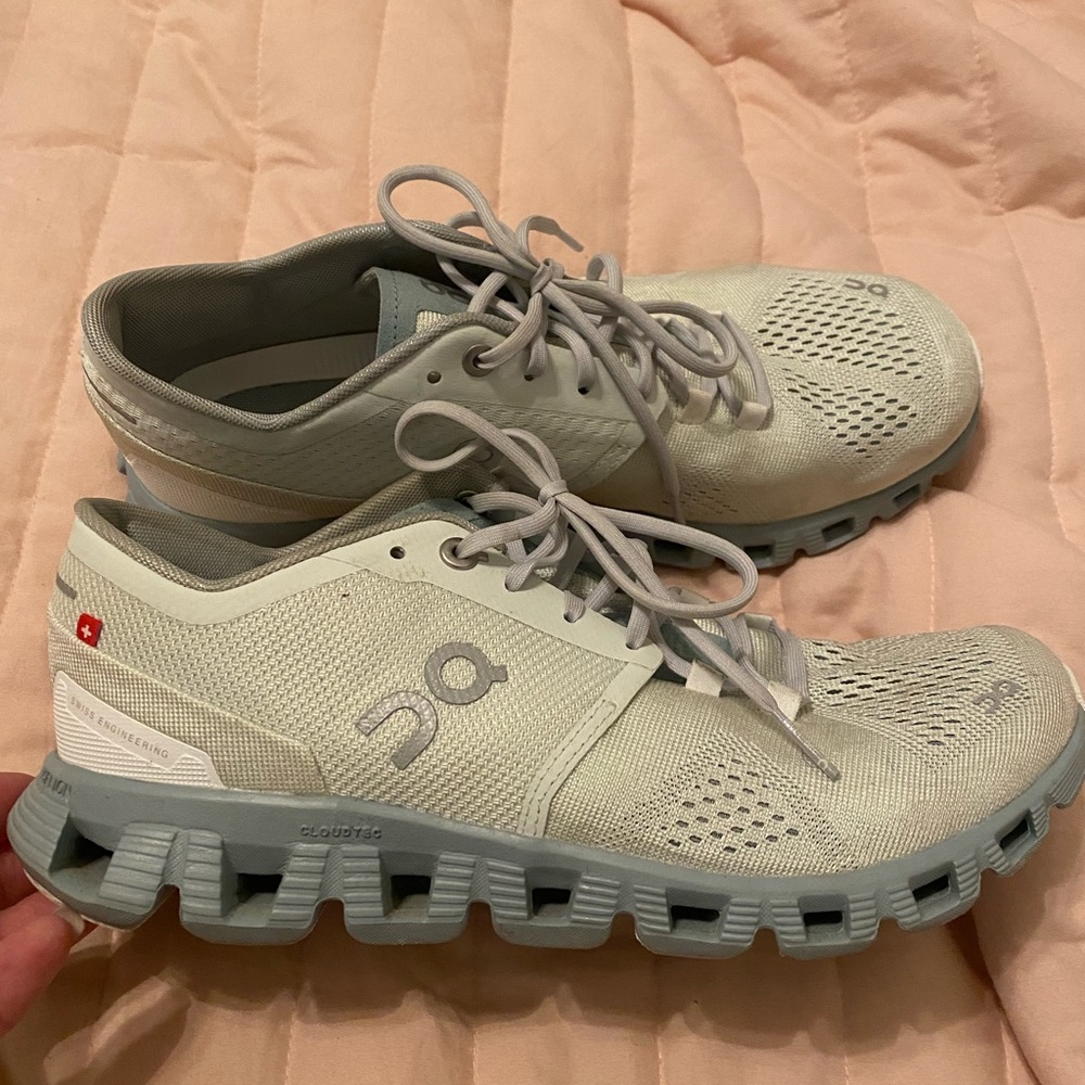 Womens On Cloud X size 8 Aloe / Surf. Like new only wore a few times.